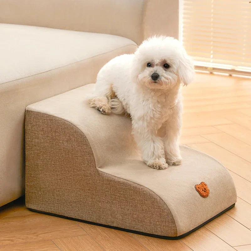 Escalier deux marches beige pour chien facilitant l'accès au canapé