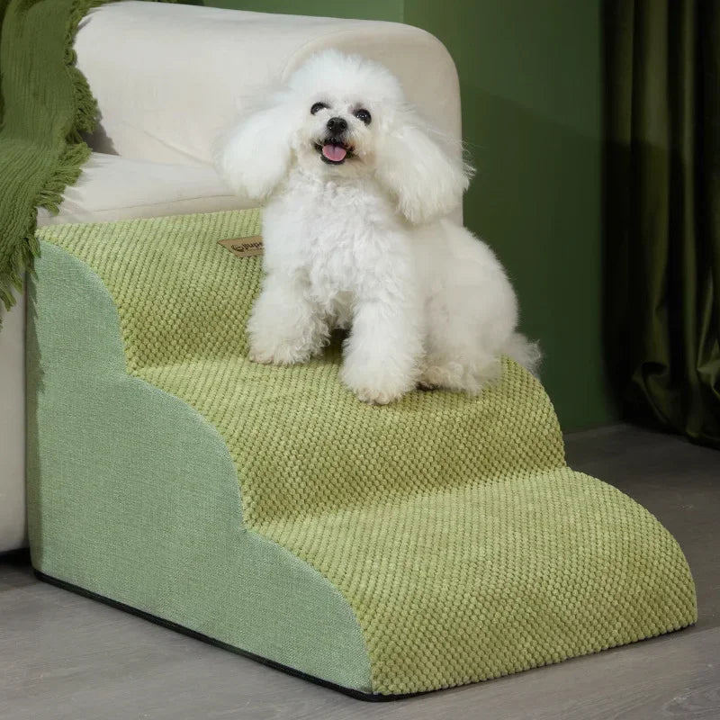 Escalier trois marches vert pour chien facilitant l'accès au canapé