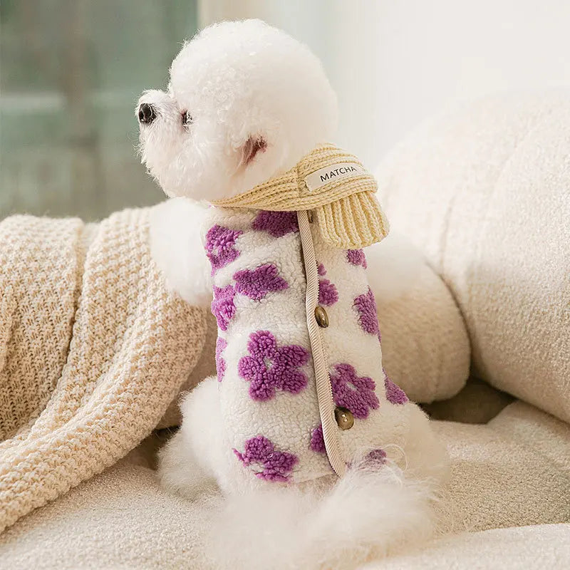 Gilet en polaire à fleurs pour chien violet sur un chien