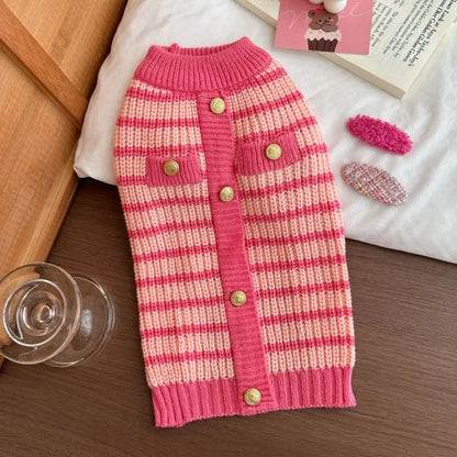 Gilet rayé en maille rose pour chien vu du dessus