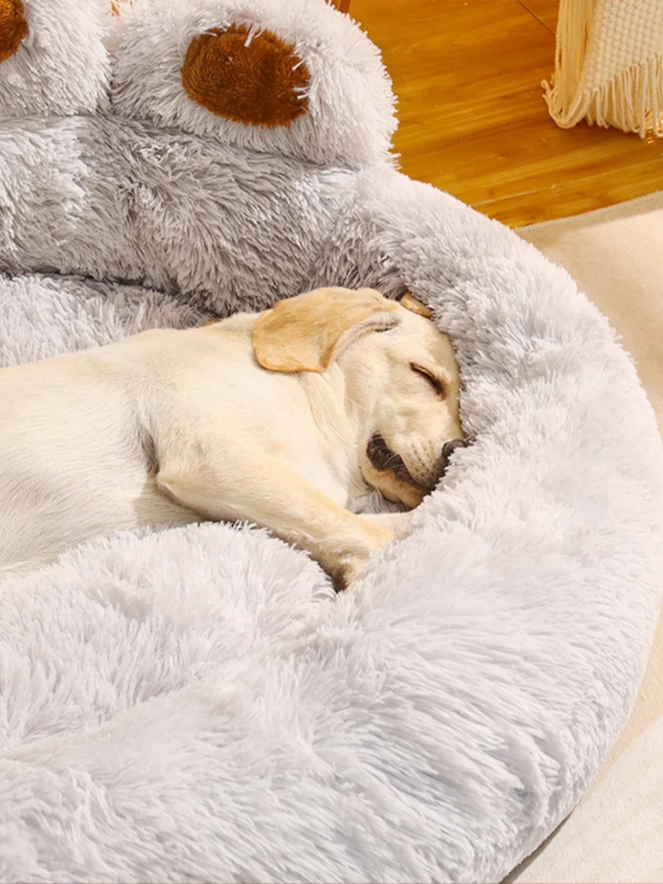 Lit apaisant en forme de patte pour chien gris avec chien qui dort 