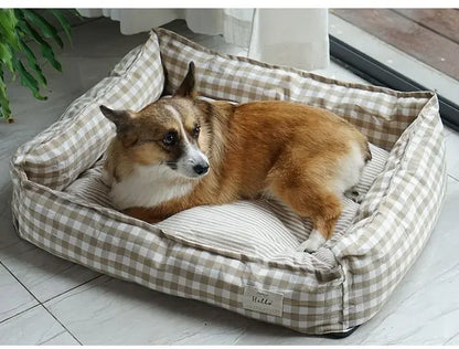 Lit à carreaux pour chien beige en cours d'utilisation par un chien