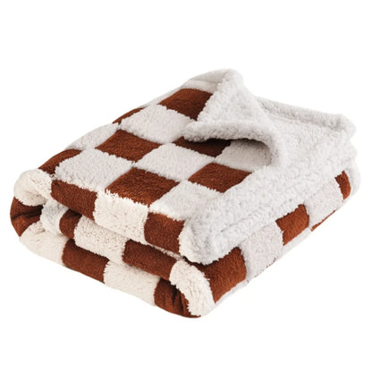 Plaid à motifs en peluche pour chien à damier marron et blanc waterproof de face 