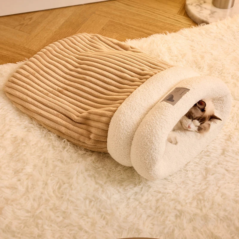 Sac de couchage cocooning pour animaux beige avec chat 