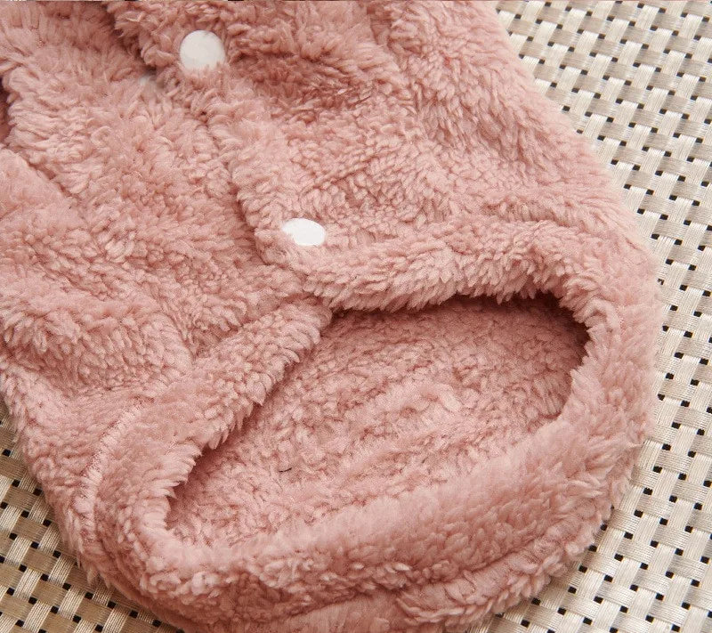 Sweat à capuche doux pour chien rose vu de dessous 