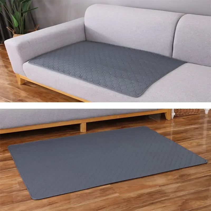 Tapis absorbant réutilisable pour chien gris utilisé sur un canapé et sur un sol